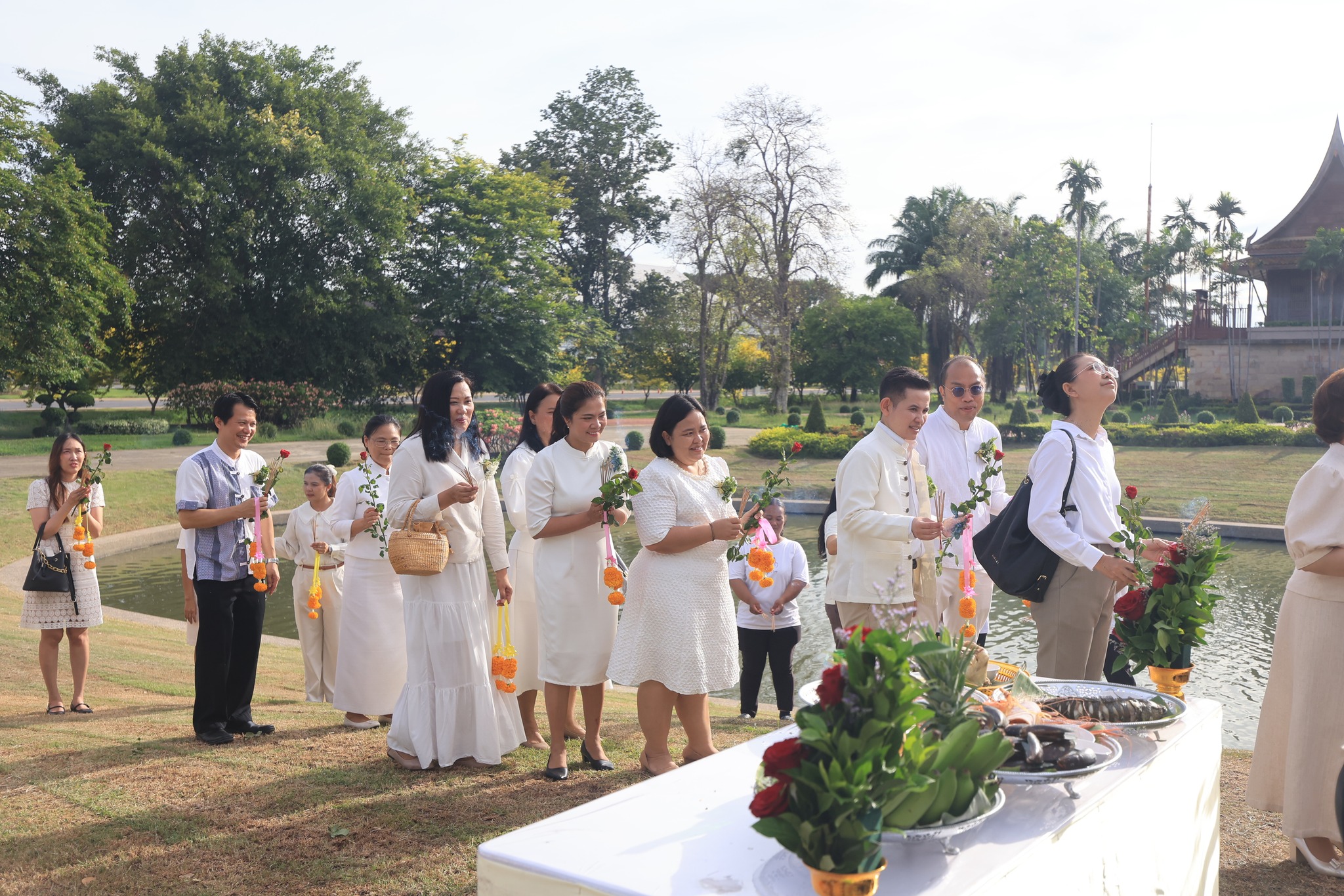 title - ปฏิรูปที่ดินจังหวัดเพชรบุรี พร้อมด้วย เจ้าหน้าที่ ส.ป.ก.เพชรบุรี ร่วมโครงการพัฒนาบุคลากรเพื่อเพิ่มประสิทธิภาพการดำเนินงานด้านศิลปหัตถกรรม กิจกรรมไหว้ครูช่าง ณ ชั้น 2 อาคารพระมิ่งขวัญ ศูนย์ส่งเสริมและพัฒนาอาชีพเสริมนอกภาคการเกษตร ตำบลช้างใหญ่ อำเภอบางไทร จังหวัดพระนครศรีอยุธยา
